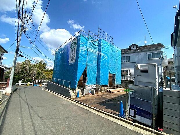 【前面道路含む現地写真】市街地に近い利便性と、緑豊かな住宅地の静けさを両立。整備された歩道があり、小さなお子様との通学や散歩も安心です。スーパー徒歩10分以内で、毎日の買い物も平坦道で快適。