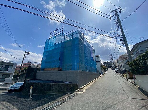 【前面道路含む現地写真】陽当り良好な南庭で、ガーデニングやDIY…想像するだけでワクワクしますね。緑豊かな住宅地で、眺望を楽しみながら過ごす家族の時間は、きっとかけがえのないものになります。