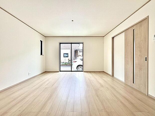 【同形状・同仕様写真(リビング)】柱の出っ張りが少ない整形なLDKは、家具のレイアウトも自由自在。ダイニングとリビングを緩やかに分けられ、家族それぞれの時間が重なり合う、豊かな日常が目に浮かびます。