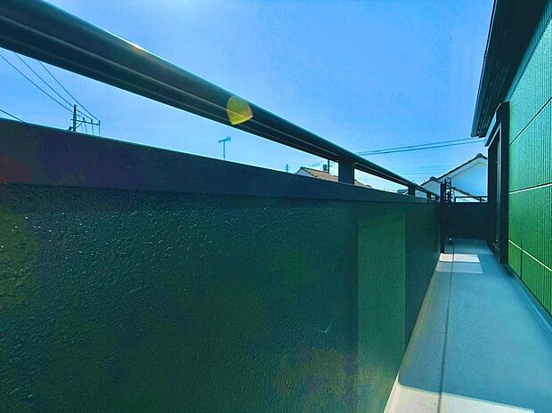 【バルコニー】三方角地ならではの開放感に包まれたバルコニー。視界が抜ける心地よい空間で、陽光たっぷりにお洗濯も快適。ふと空を見上げたくなる、家族のお気に入りの場所です。