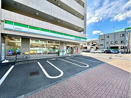 ファミリーマート 鶴川駅西店 700m(徒歩9分)