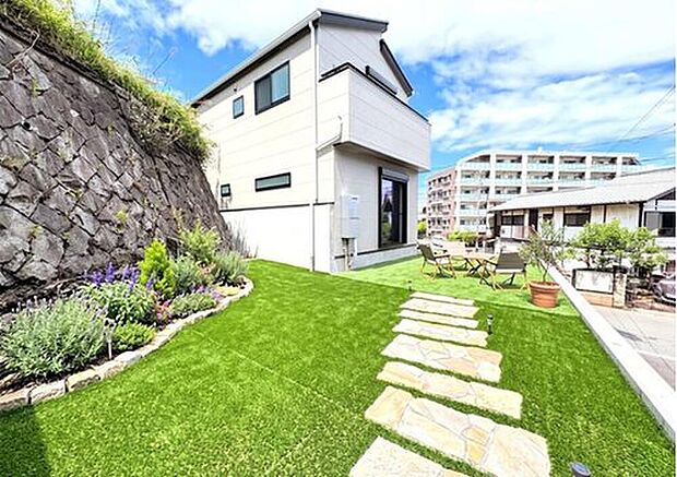 【庭】閑静な住宅地に立地し、周辺交通量が少なめの落ち着いた住環境。日々の喧騒から離れ、心からリラックスできるプライベートな時間を創り出す環境です。※画像は実際の庭をもとに、CG合成したものです。