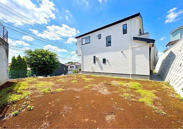 【現地外観写真】陽当たりと通風に優れた開放的な立地が、心地よい光と風に満ちた快適な暮らしを叶えます。室内に爽やかな空気と豊かな採光を届け、毎日の生活を明るく健やかに支える住環境です。