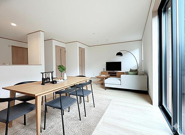 ◇◆リビング◆◇
採光をしっかり確保した明るいリビング。
本画像はCGで作成しており、実際に現地に家具は置かれておりません。また、価格に家具は含まれておりません。