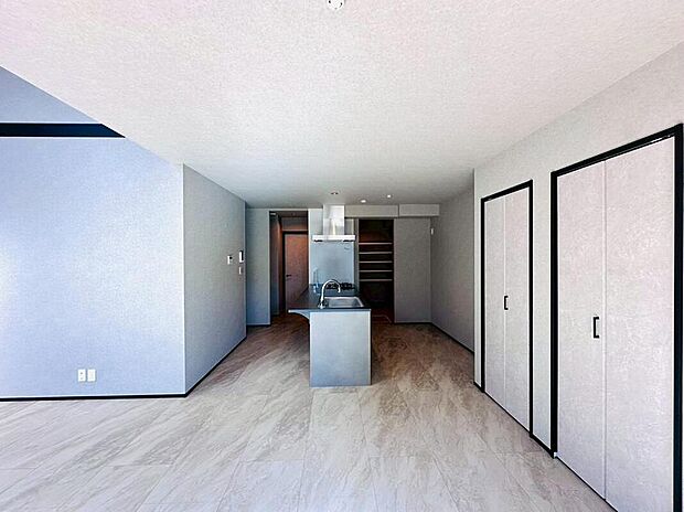 ◇◆リビング◆◇
ゆとりのあるリビングは、開放感のあるレイアウトが魅力。対面キッチンを中心に、家族の会話が自然と生まれる心地よい空間となっています。