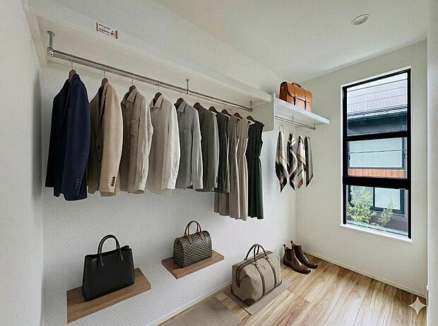 ◇◆ウォークインクローゼット◆◇洋服や鞄がお店のディスプレイのようにきれいに収まります!本画像はCGで作成しており、実際に現地に衣類等は置かれておりません。また、価格に衣類等は含まれておりません。