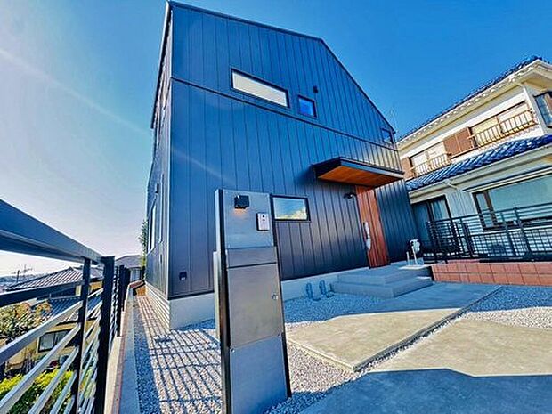 ◇◆外観◆◇
ネイビーのガルバリウム外壁が印象的なモダンな外観。高台ならではの開放感とプライバシー性も魅力です。木目のアクセントが効いた玄関ポーチが、やさしく迎えてくれる住まいです。