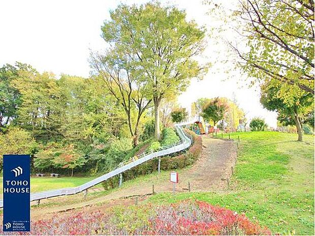 ◆ぼうさいの丘公園 約1.6km
お休みの日には、少し足を伸ばして「ぼうさいの丘公園」へ。ピクニックを楽しんだり、のんびり散策したり、家族の笑顔が広がるスポットです。