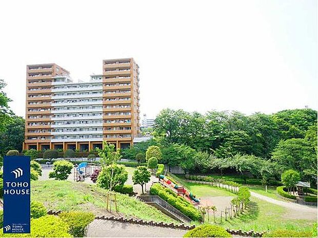 ◆かにが沢公園 約1km
物件から約1km、お散歩やジョギングにぴったりの「かにが沢公園」が生活圏内に。豊かな緑と広々とした芝生が、お子様の格好の遊び場になります。