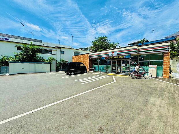 セブンイレブンまで380m。ちょっとしたお買い物やATM利用など、日常の“便利”を身近に感じられる住環境です。