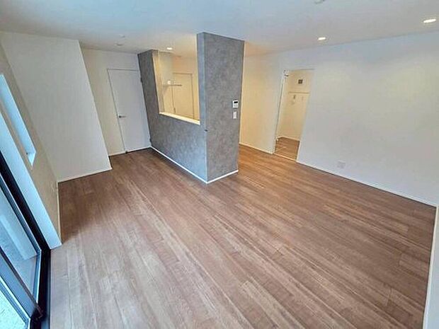 【【リビング】】約15帖のLDK。フローリングの木目から温かみを感じる、ご家族のくつろぎの場所です。ダウンライトのほのかな明かりが、空間をやさしい印象で包み込みます。