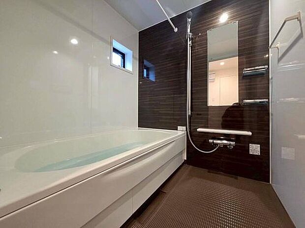 【【浴室】】落ち着いた色合いの洗練された浴室です。浴室乾燥機付き！高いデザイン性と充実の機能を兼ね備えています！