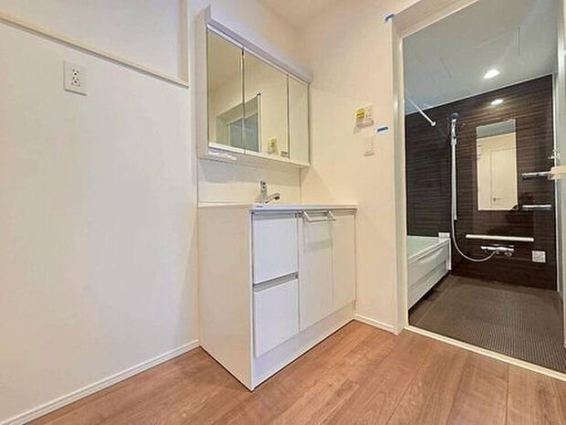 【【洗面】】キッチンから出入り可能な、洗面脱衣室。水回りのコンパクトな配置が家事動線を短くし、毎日の家事の時短になります!