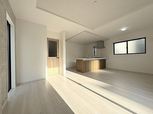 【【リビング】】リビングには折上天井を採用し、空間のアクセントとしてメリハリをもたらします。温水式床暖房完備で寒い冬もぽかぽかと暖かく過ごすことができます。ご家族のくつろぎの場所です。