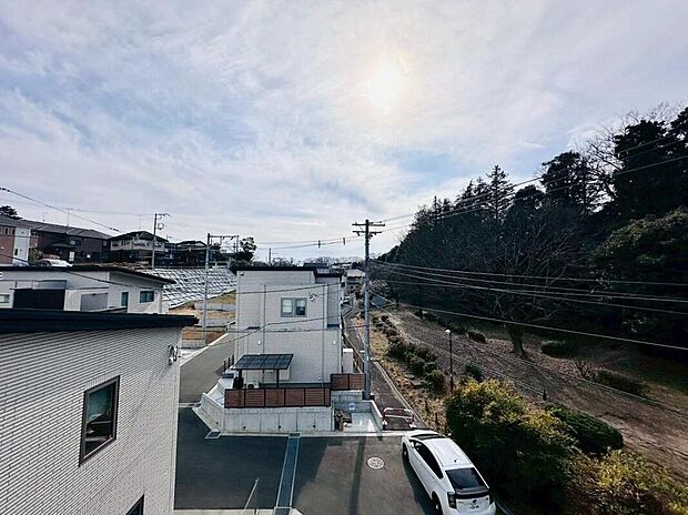 【【眺望】】閑静な住宅地に立地し、周辺は緑豊かな環境です。日々の疲れを癒す眺望が広がります。