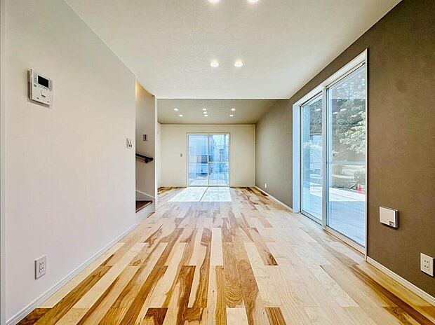 【【リビング】】広々とした23帖のLDK。大きな窓からの陽光が包み込む、ご家族のくつろぎの空間です。2階への階段がリビングにあり、自然とご家族のコミュニケーションが生まれる間取りです。