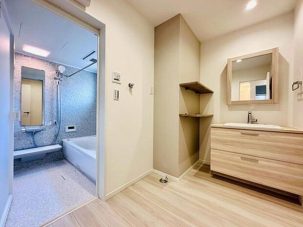 【【洗面】】2階にある洗面脱衣室。木目調を採用し、温かみを感じます。心地よく清潔にお使いいただける、ご家族のプライベートな空間です。