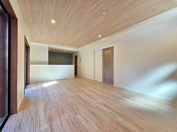 【◇◆リビング◆◇】対面式キッチンを採用したリビング空間。料理をしながらリビングを見渡せるため、家族との会話も自然と弾みます。開放感のある間取りで、団らんの時間をより心地よく演出します。