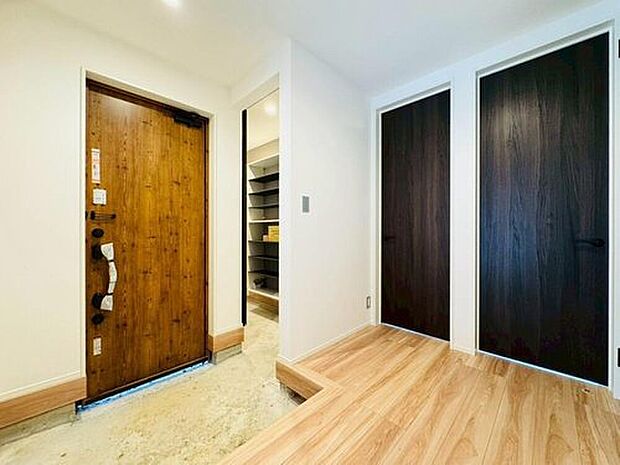 【◇◆玄関◆◇】シューズインクローゼットのある玄関。家族の靴や外で使う物が収まり、玄関をすっきりと保つことができます。木目のデザインとやわらかな照明の明かりが、温かみのある空間に仕上げています。