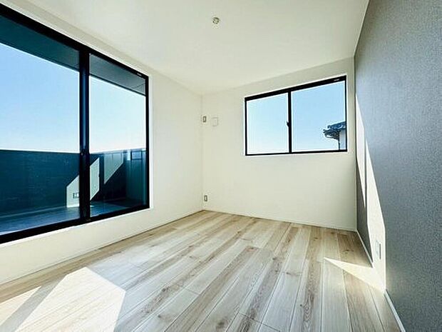 【◇◆洋室◆◇】大きな窓の先にバルコニーが広がる、開放感のある空間。外へとつながる心地よさがあり、気軽に外の空気も楽しめます。視線の抜けもあり、お部屋をより広く感じられるのも魅力です。