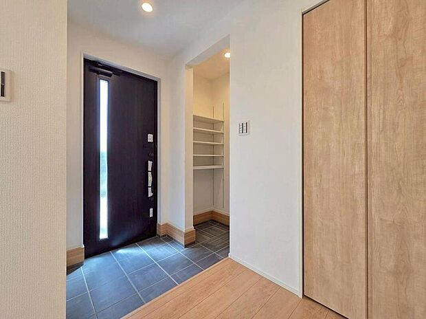 【◇◆玄関◆◇】採光窓付きの玄関ドアから柔らかな光が差し込む、明るいエントランス。足元は汚れが付きにくく、お手入れも楽々なタイル仕様。毎日使う場所だからこそ、清潔感と明るさにこだわった心地よい空間です。