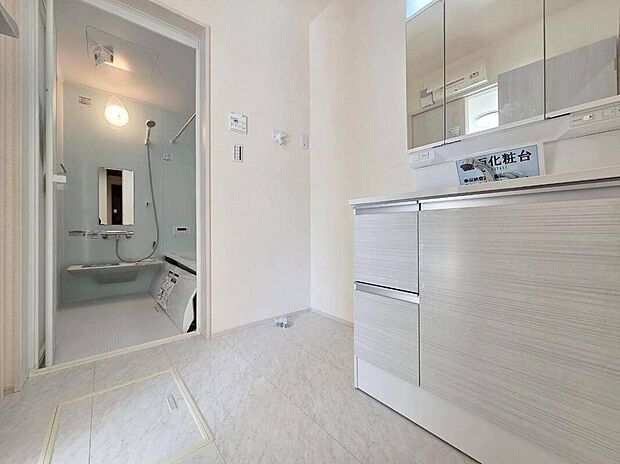 【◇◆洗面◆◇】清潔感のある白を基調とした、爽やかなサニタリールーム。三面鏡付きの洗面化粧台は、毎日の身支度をスムーズにサポートします。日々の生活に便利なゆとりある設計です。