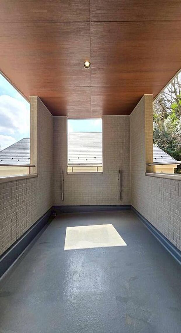 【◇◆バルコニー◆◇】朝食や読書など日常を彩るセカンドリビングとして活躍します。緑の眺望を楽しみながら、家族で心安らぐ贅沢な時間を過ごしませんか。上品さと居心地の良さを両立した、理想の暮らしがここから始まります。