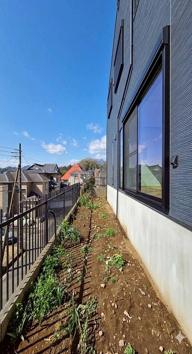 【 ◇◆庭◆◇】リビングからお庭を見渡せる開放的な住空間。休日にはBBQを楽しんだり、夏にはプール遊びをしたりと、ご家族の思い出が自然と増えていきます。