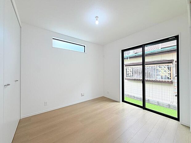 【◇◆洋室◆◇】お昼寝、遊び場、そして時にはリモートワークの拠点として。リビングと繋がっているからこそ、家族の気配を感じつつ自分の時間も大切にできます。