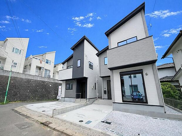 【◇◆分譲の街並み◆◇】青空が広がる穏やかな住宅街に誕生した、全2棟の住まい。落ち着いた街並みに調和する上品な佇まいが魅力で、帰るたびにほっと心安らぐ暮らしを叶えます。