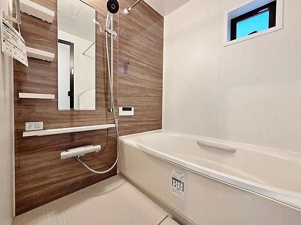 【同形状・同仕様写真(浴室)】浴室乾燥機を標準装備!雨の日の部屋干しはもちろん、カビ対策や冬場の暖房にも大活躍です。
※【類似内観同仕様】施工例のため分譲中の内観とは形状・仕様が異なります。