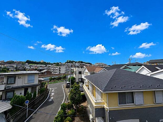 【◇◆眺望◆◇】四季折々の風景と広い空を楽しめる素晴らしい眺望。日常の喧騒から離れ、心地よい風に吹かれながらゆっくりと過ごせる空間です。