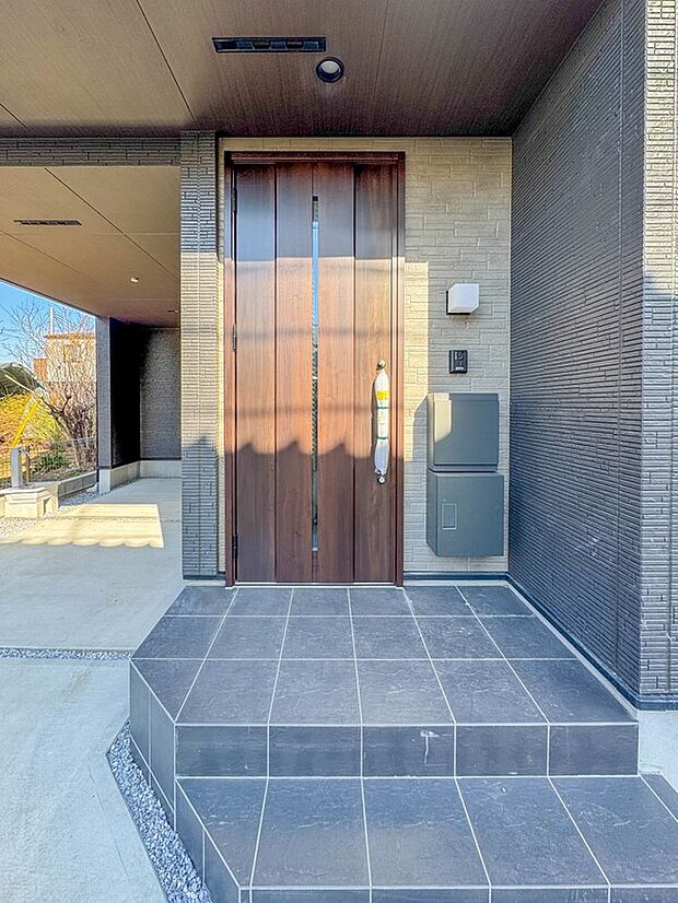 1号棟 玄関はおうちの顔と言われます。玄関アプローチは、外観デザインの印象を左右します。