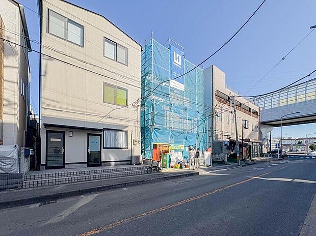 【前面道路】家の前をまっすぐの通りが走っている。