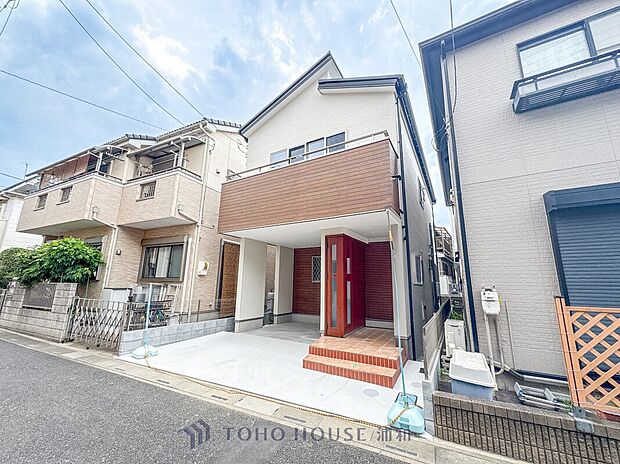 【外観】堂々たる趣ながら、主張し過ぎずどこか余裕を感じさせるシャープなフォルムで佇む邸宅は、晴天の空と照らし合わせる事で、本来あるべき完成形の姿を見せてくれます。