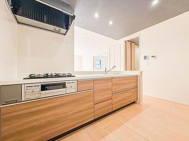 3号棟【キッチン】ナチュラルな自然光の中での調理。会話が弾む対面型キッチン。お洒落な食器類を余裕で収納できるスペース。動きやすい女性目線のキッチン動線。これからはお料理をつくる時間が劇的に変わります。