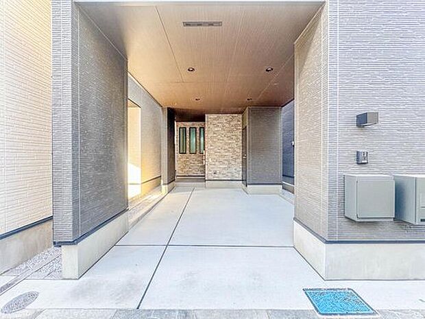 【駐車場(2号棟)】ビルトインガレージなら「野ざらし、雨ざらし、吹きさらし」になりません。汚れやいたみは減り、車の掃除もラクになります。