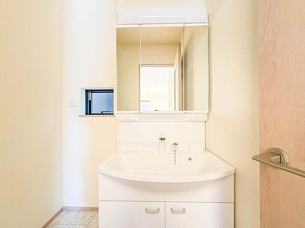 【洗面台・洗面所】【B号棟】 十分な大きさの洗面台は、身だしなみチェックや歯磨きなど、朝の慌ただしい時間でもホテルライクなスペースで余裕とゆとりを感じて頂けます。