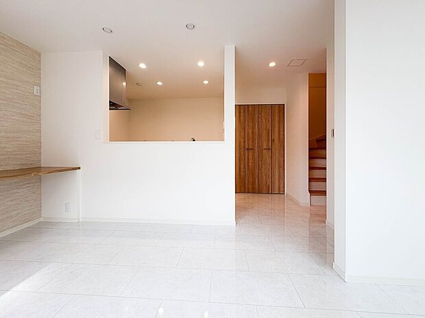 【【カウンターキッチン】】ご家族の様子を感じながら安心してお料理ができ、会話が自然と生まれる開放的な設計です。収納力にも優れており、キッチン空間をすっきり快適に保てます。