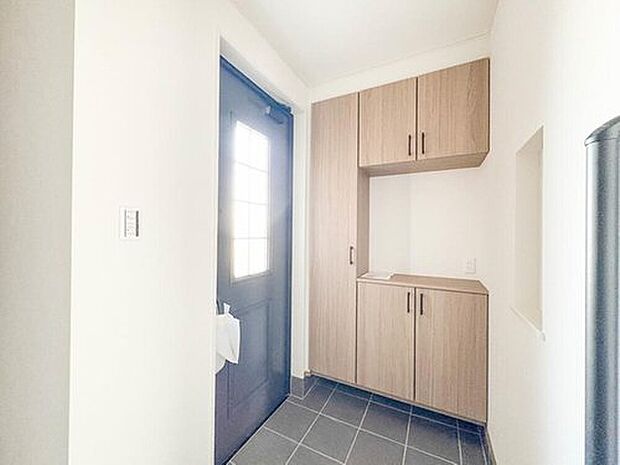 【A号棟【玄関】】玄関はおうちの顔と言われます。玄関アプローチは、外観デザインの印象を左右します。ご家族の個性を出しながら、素敵な玄関でお客様をお迎えしてください。