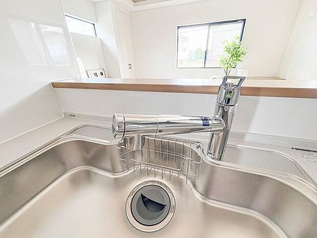 【【浄水器一体型混合水栓】】一つの蛇口で「原水(水道水)」「シャワー」「浄水」を切り替えられる、浄水器を内蔵した混合水栓です。浄水は、水栓本体の首部分に付属のカートリッジをセットして使用します。