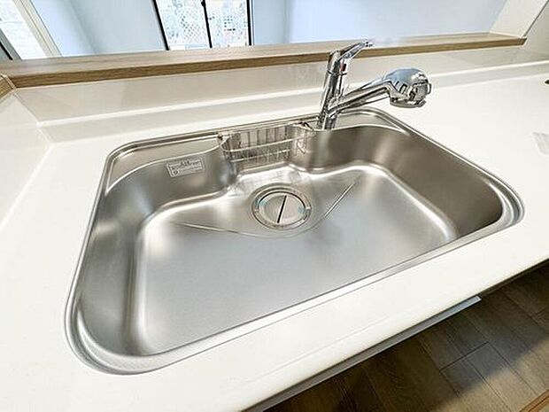 【その他設備】【浄水器一体型混合水栓】一つの蛇口で「原水(水道水)」「シャワー」「浄水」を切り替えられる、浄水器を内蔵した混合水栓です。浄水は、水栓本体の首部分に付属のカートリッジをセットして使用します。