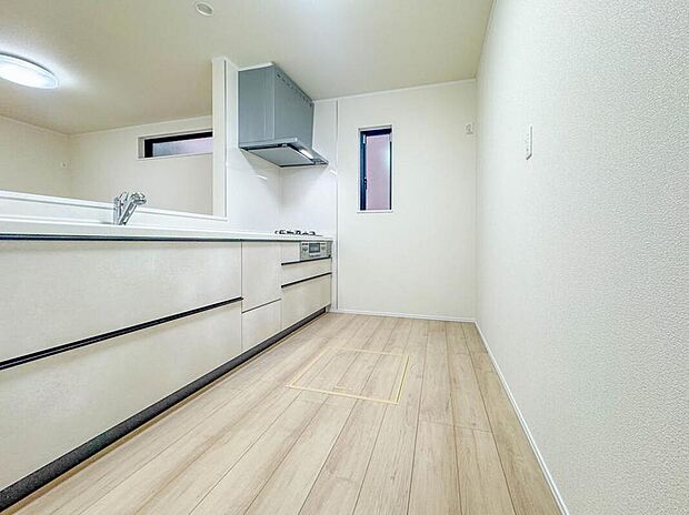 【【キッチン】】カウンターキッチンは広くて収納力もあるので、快適に料理をすることができます。食器や炊事用具を手の届くところに配置しやすいため調理もスピーディーですよ。