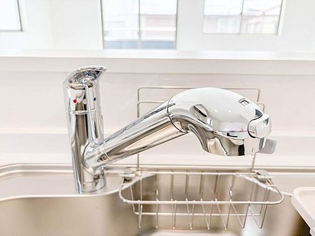 【【浄水器一体型混合水栓】】一つの蛇口で「原水(水道水)」「シャワー」「浄水」を切り替えられる、浄水器を内蔵した混合水栓です。浄水は、水栓本体の首部分に付属のカートリッジをセットして使用します。