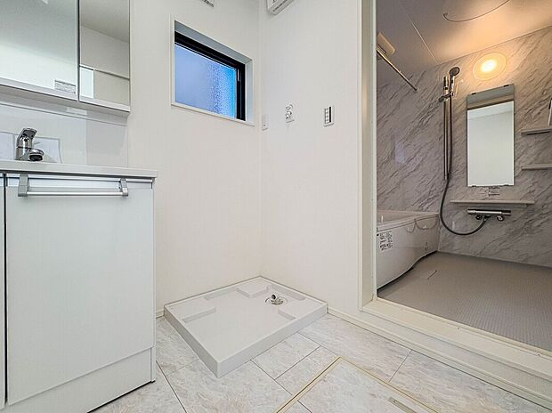 【【脱衣所】】洗面所は小さなプライベートスペース。歯磨き、洗顔と毎日施す個人空間。