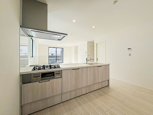 【【キッチン】】ナチュラルな自然光の中での調理。お洒落な食器類を余裕で収納できるスペース。動きやすい女性目線のキッチン動線。これからはお料理をつくる時間が劇的に変わります。