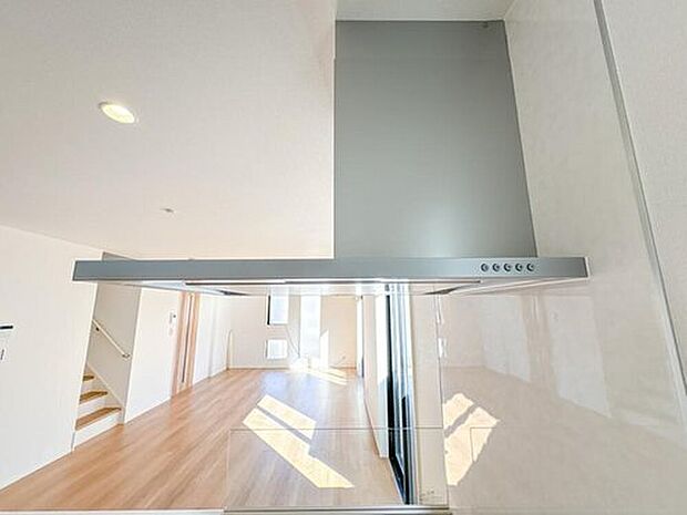 【【レンジフード】】調理の際に発生する汚れた空気(二酸化炭素、油煙、水蒸気、ニオイなど)を、ダクトを通して屋外に排出しています。