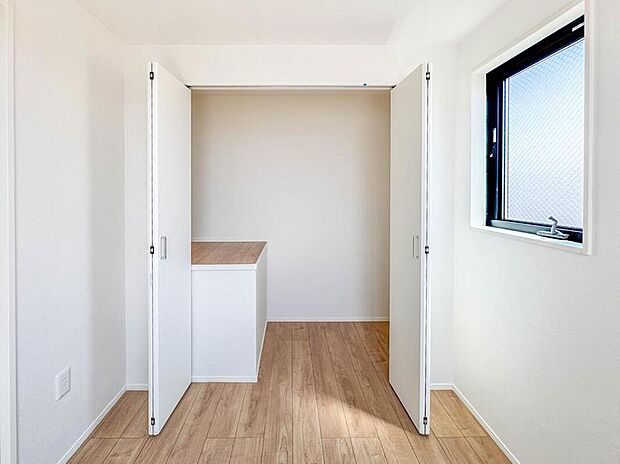 【収納】各部屋を最大限に広く使って頂ける様、全居住スペースに収納付。プライベートルームはゆったりと快適に。