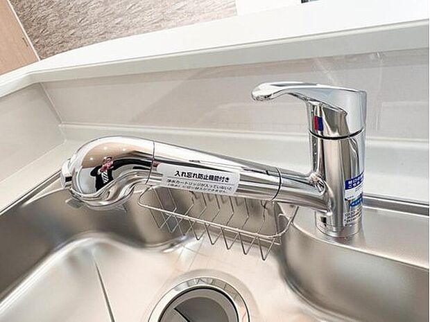 【【浄水器一体型混合水栓】】一つの蛇口で「原水（水道水）」「シャワー」「浄水」を切り替えられる、浄水器を内蔵した混合水栓です。浄水は、水栓本体の首部分に付属のカートリッジをセットして使用します。

