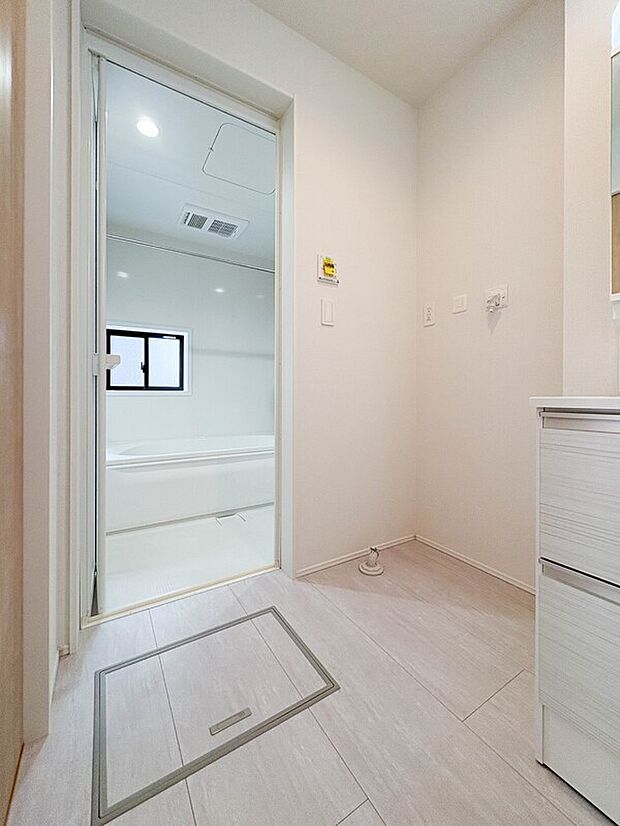 【【洗面台】】 十分な大きさの洗面台は、身だしなみチェックや歯磨きなど、朝の慌ただしい時間でもホテルライクなスペースで余裕とゆとりを感じて頂けます。

